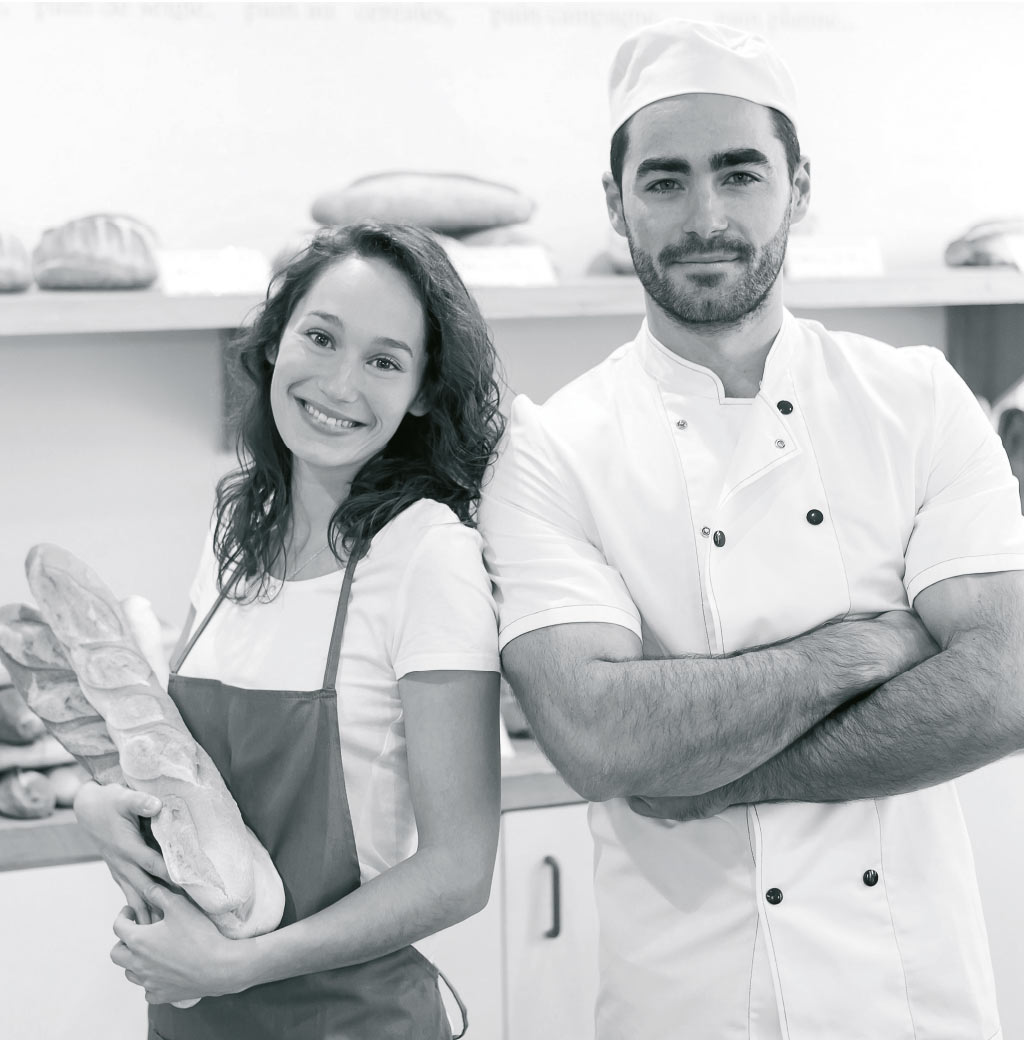 Un boulanger et une vendeuse qui tient 2 baguettes 